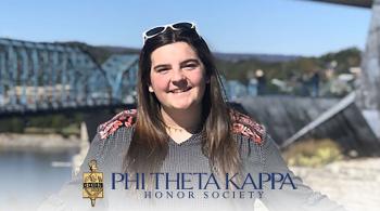macy tidmore in front of hunter museum